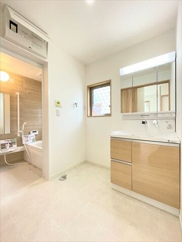 洗濯機のまわりにラックを設置してもいいですね。
洗濯用洗剤や柔軟剤、洗濯カゴなど、洗濯にまつわるグッズを置くことで
家事がスムーズにできそうです。