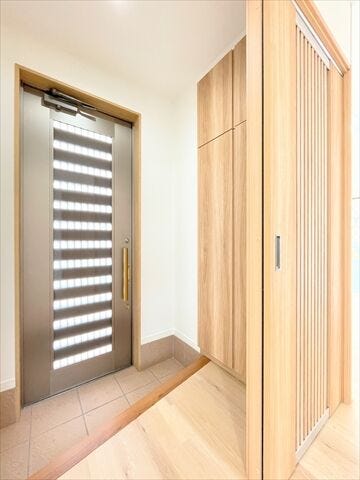 玄関には収納棚が設置されています。
家族全員分の靴など片付けておけるので
スッキリとした空間を保てます◎