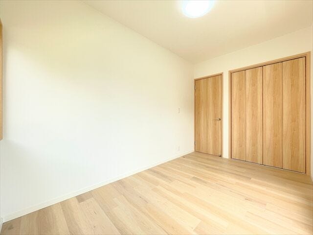 壁が白いのでプロジェクターを設置して映画やYouTubeなど楽しめます♪
部屋がおしゃれなシアタールームのように変身◎