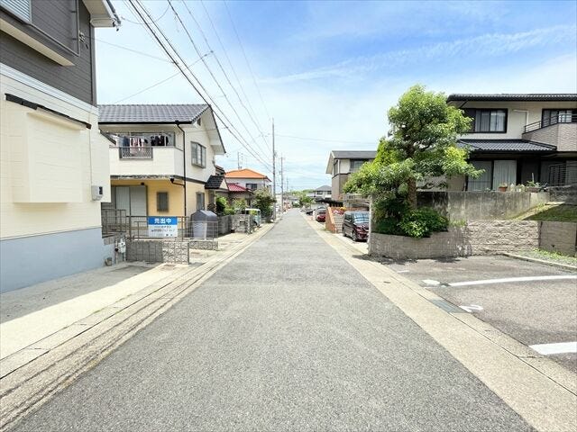幅員約6mの前面道路です。道路幅が広いので、向かいの住宅とも距離があるため日当たりも確保しやすいです。