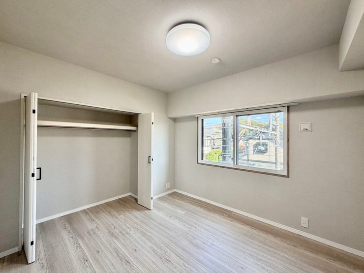 〈6.0帖〉収納スペースが広いので、部屋に荷物が出ることもなく生活感を隠せるのは嬉しいですね♪