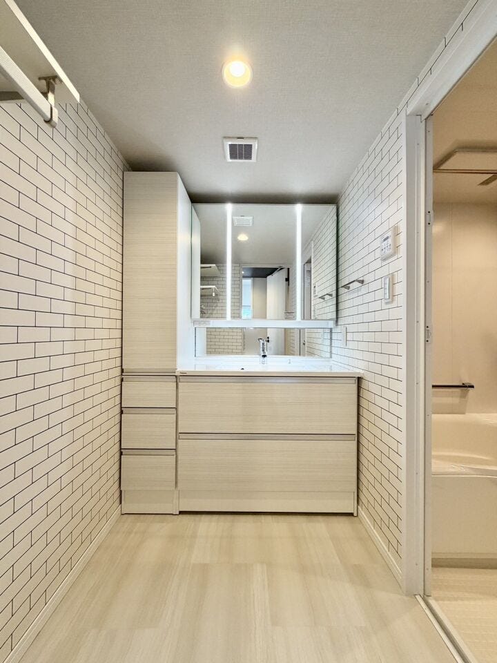 収納力と機能性に優れたお手入れラクラク洗面化粧台♪