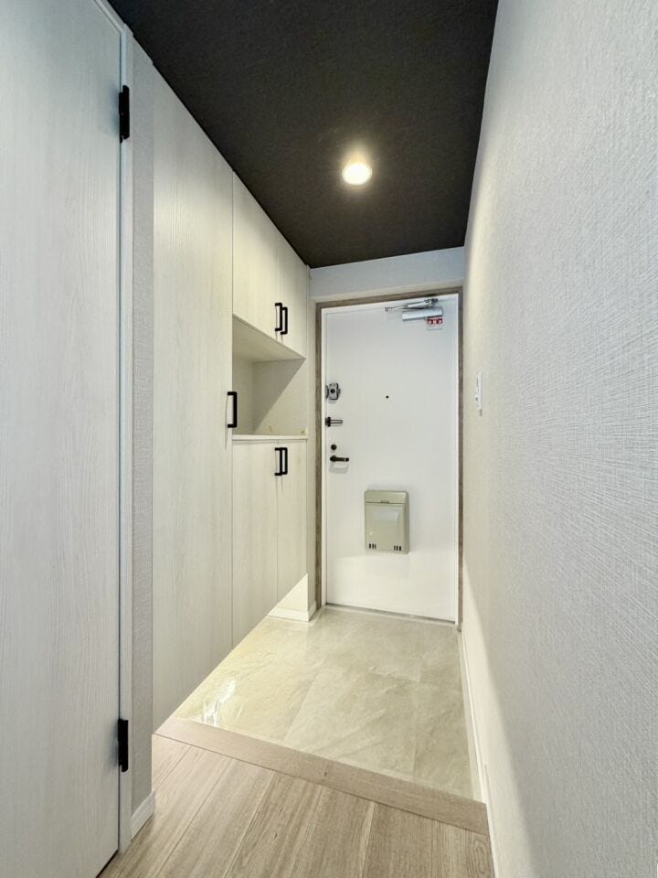 大きなシューズボックスでスッキリとした玄関♪人感センサーライト付きで夜の帰宅も安心♪