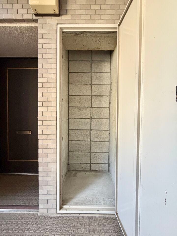 〈外収納〉お子様の砂場グッズや、野球やサッカーなどの屋外で使うスポーツ道具の収納場所としても活用できます。