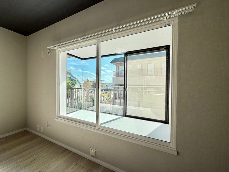 出窓部分を生かしつつ、二重サッシにしました。日当たり通風◎植物を置いても良さそう♪