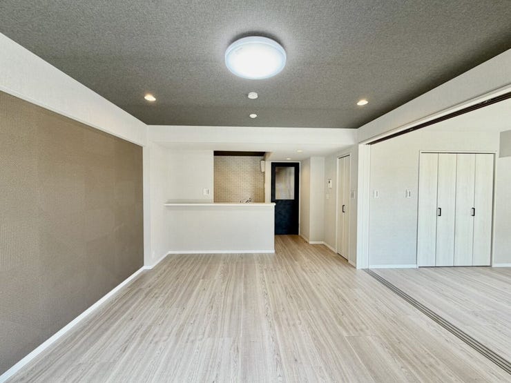 【リビング】
隣接する洋室を開放すると、20帖の空間が広がります♪