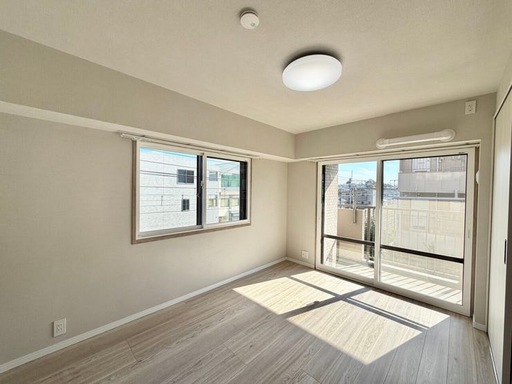 〈6.0帖〉バルコニーに面した明るい洋室が気分をリラックスさせます