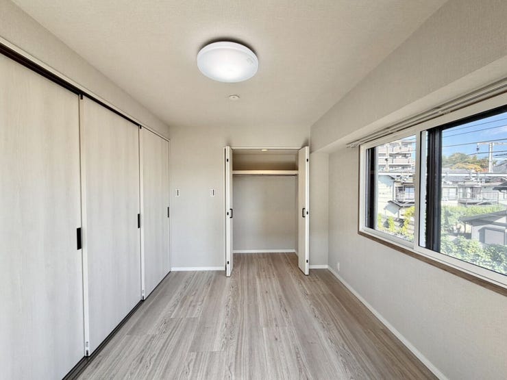 〈6.0帖〉ハンガーパイプ付きの収納は、「たたまない収納」を実践し、効率よく衣類を収納することができます♪