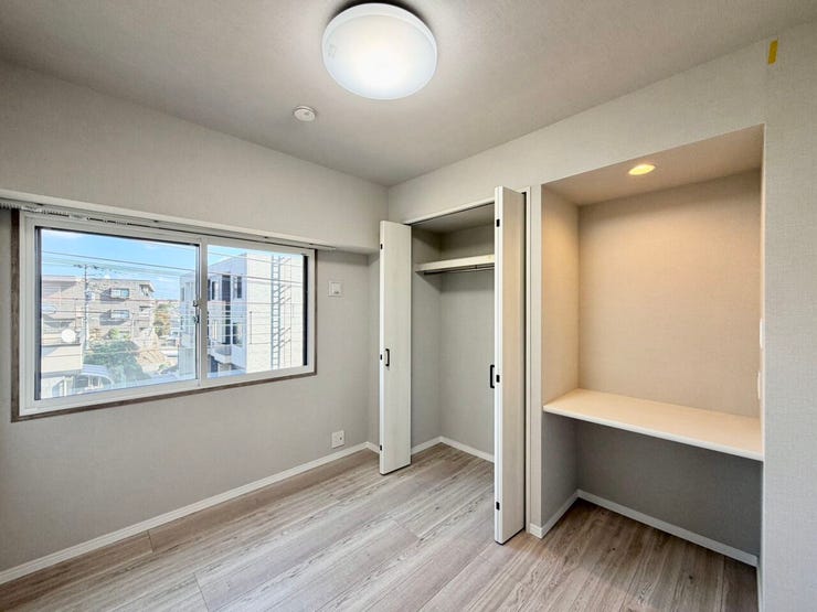 〈4.2帖〉大切な衣類を収納できる大型クローゼットが便利です♪デスク付きなので、余計な家具を増やすことなく、部屋を広く使えます♪
