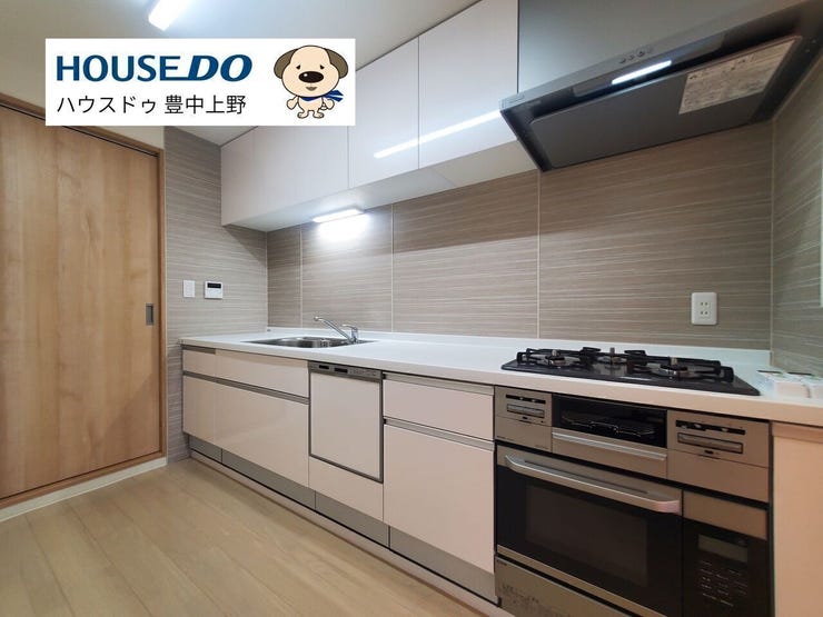 半独立タイプのキッチン♪自分だけの空間で楽しくお料理していただけます♪キッチンから洗面室に繋がる扉があり、家事導線も整っています!