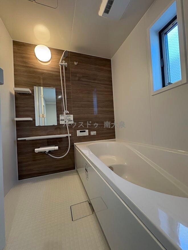 日々の疲れを癒してくれるゆったりサイズのバスルーム。浴室換気乾燥機も付いています。