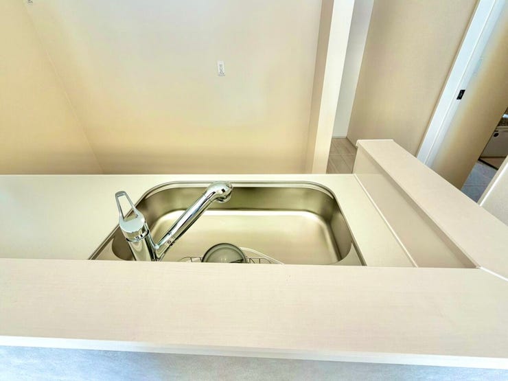 対面式のキッチンで家族と楽しい時間を過ごしながら家事を行えます。