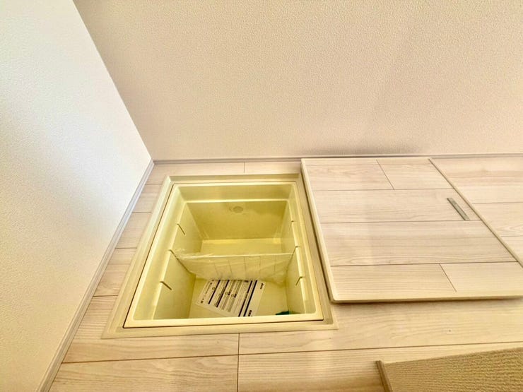 キッチン裏の床下収納です。