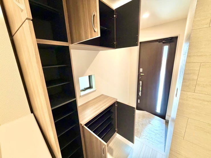 玄関にある収納棚で履物の収納に困りません。