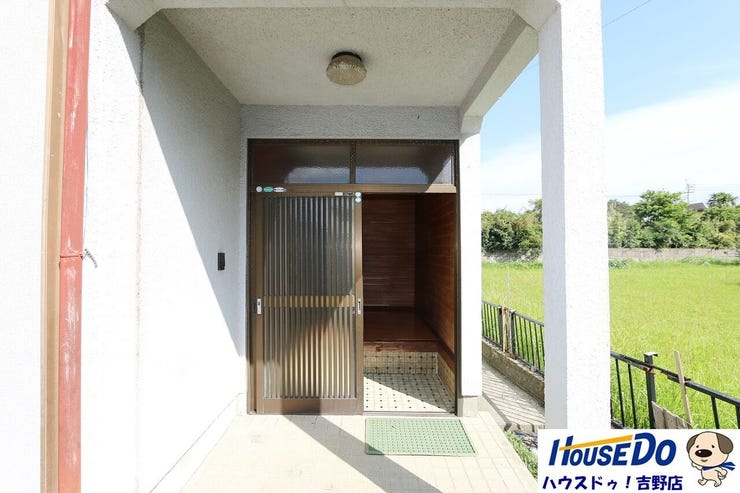 玄関ポーチは広めです♪