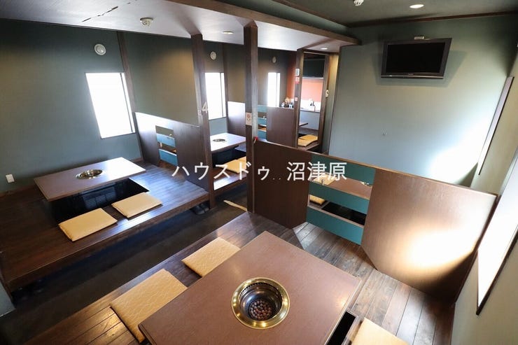 同敷地内に建つ焼肉屋さんの居抜き店舗