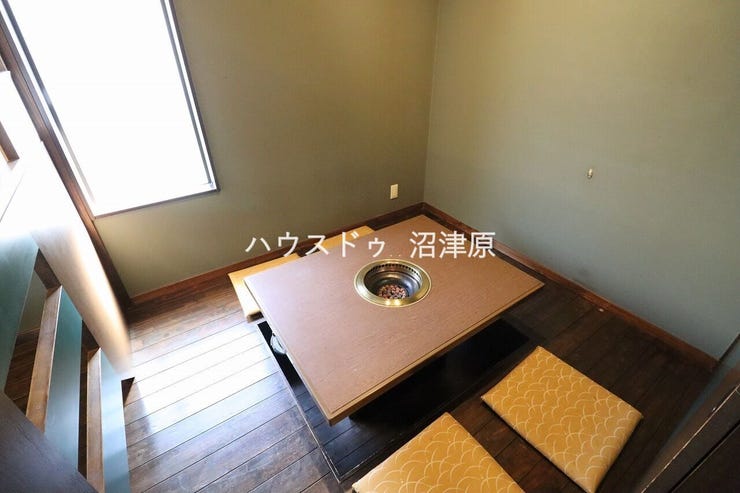 同敷地内に建つ焼肉屋さんの居抜き店舗