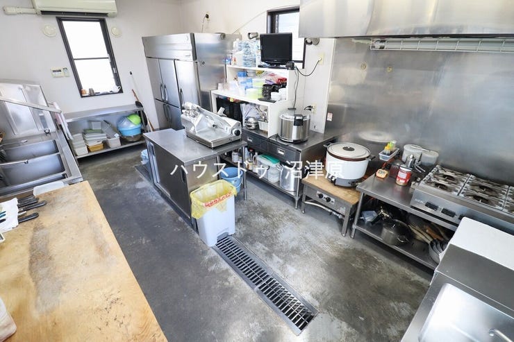 同敷地内に建つ焼肉屋さんの居抜き店舗