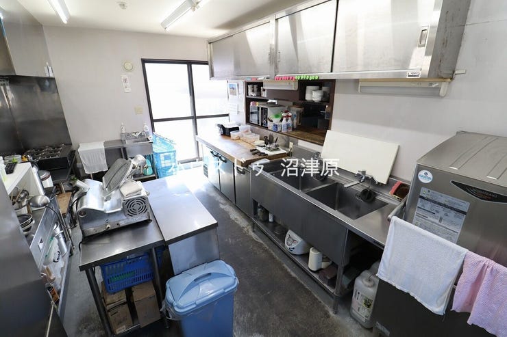 同敷地内に建つ焼肉屋さんの居抜き店舗
