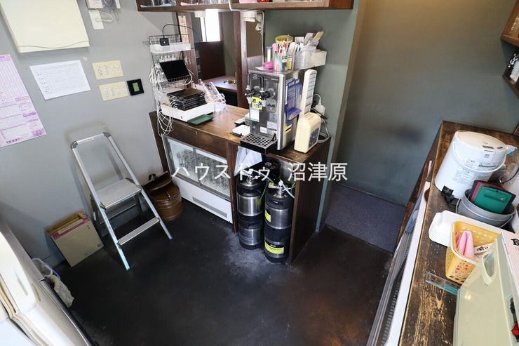同敷地内に建つ焼肉屋さんの居抜き店舗