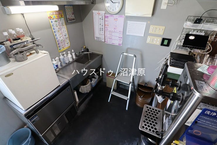 同敷地内に建つ焼肉屋さんの居抜き店舗