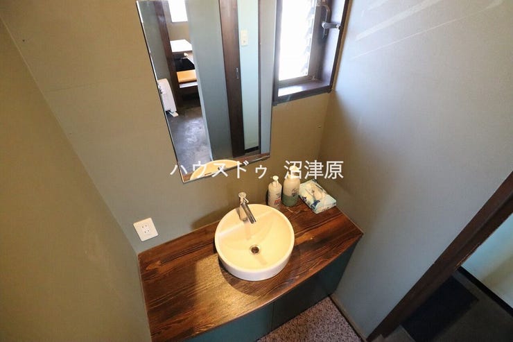 同敷地内に建つ焼肉屋さんの居抜き店舗