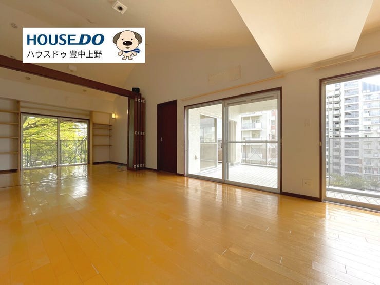 【リビング】
約20帖の広々LDK!形のいいLDKで家具の配置にも困りません!さらに、約14.40㎡の広々テラスに面しております!お好きにリフォームやリノベーションも可能です♪お気軽にご相談下さい!