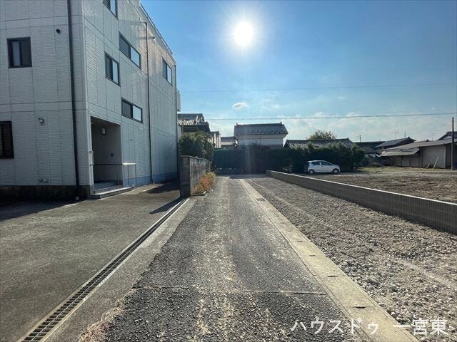 東側幅員約2.4mの前面道路です。セットバックが必要な道路となります。大型車が入ってこれないので、騒音などの心配はありません。