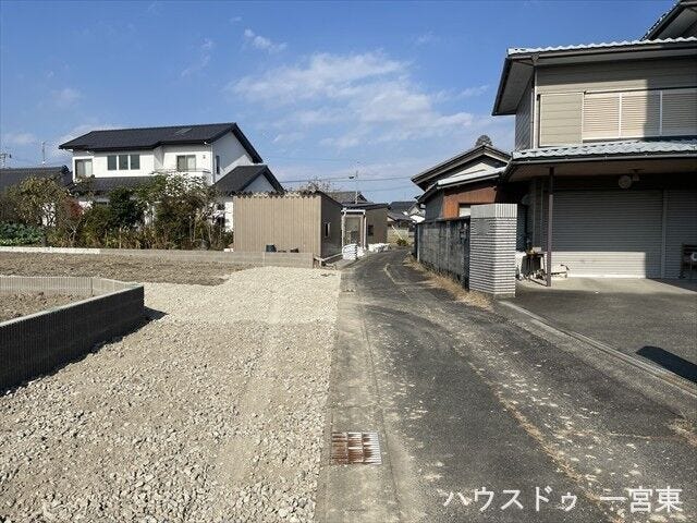 東側幅員約2.4mの前面道路です。セットバックが必要となりますが、道路の幅が広がり見通しも良くなるので、安全性も高くなります。