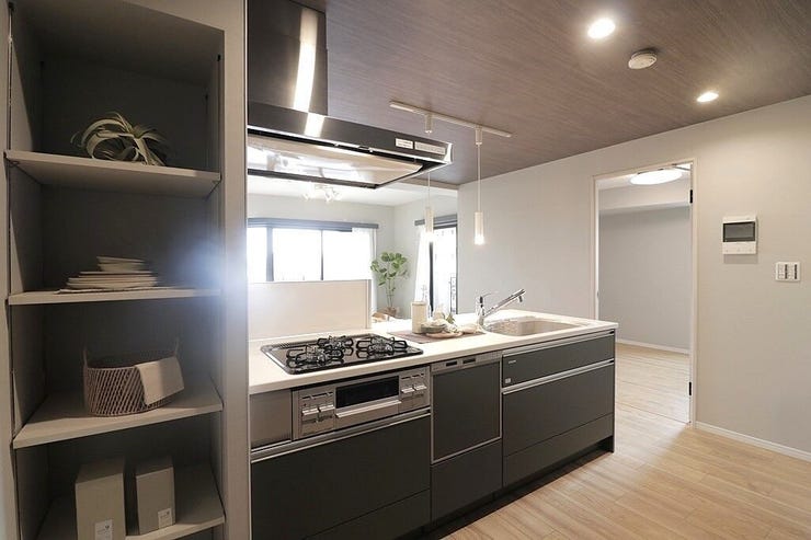 設備の整ったカウンタータイプのシステムキッチン!キッチン後ろもゆとりがあるため圧迫感のないキッチンです♪