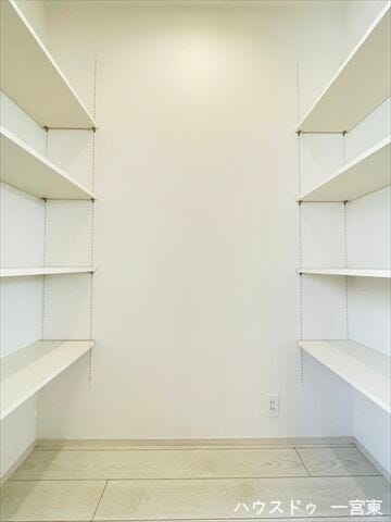 【パントリー】調味料やお菓子、ストックなどもスッキリと保管でき、取り出しやすいのがポイントです。