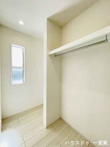 【1階廊下】鞄やアウター類などを掛けておいて、お出かけ前にサッと身に着けることができます。