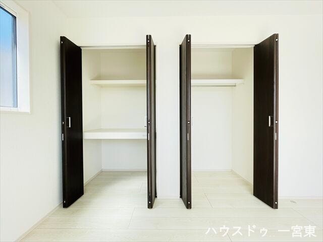 【7帖洋室】クローゼットが2箇所備わっているため、ご夫婦で分けたり季節ごとに分けたりもできます♪