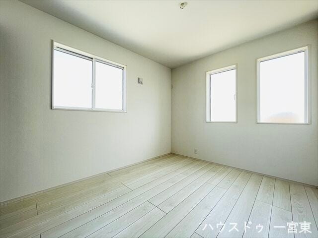 【5.2帖東】北向きですが窓が多く、彩光を十分確保できます◎書斎や子ども部屋としても良いですね。