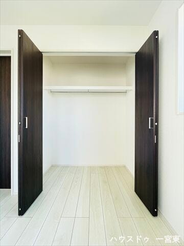 【5.2帖東洋室】ハンガーポール・枕棚付き。枕棚には鞄や帽子などの小物も整頓して置けますね。