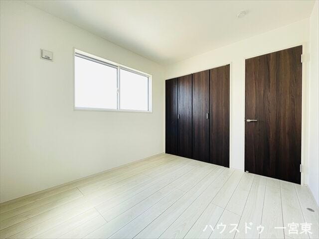 【5.2帖西】2面採光で風通し良好です。寝室や趣味の部屋、客間としてもお使いいただけます。