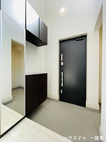 玄関収納には全身ミラーが付いており、お出かけ前の身だしなみを確認できます。