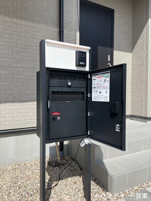 【宅配ボックス】留守がちでも、再配達を頼むことなくお荷物をここに入れておいてもらえます◎