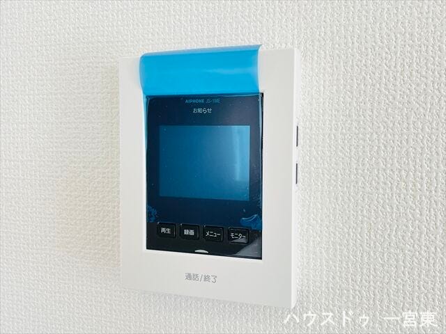 【モニター付きインターホン】訪問者の顔が見えて安心ですね。玄関先まで行かずにこちらから対応できます。