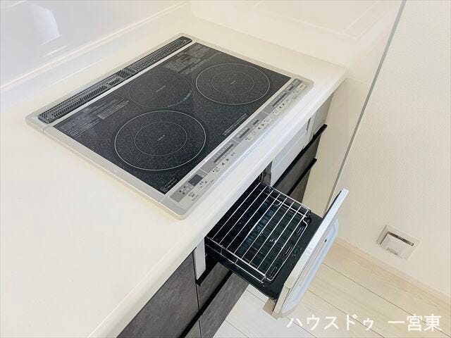 【IHクッキングヒーター】サッと拭けてお手入れしやすく、火の心配がなくお子さまのいるご家庭でも安心です。