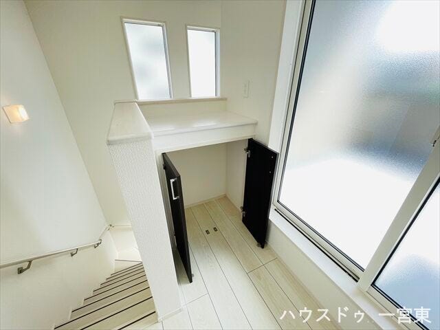 【2階廊下】インナーバルコニーに面した窓の前には収納があり、洗濯ばさみや外で使うものをしまえます。