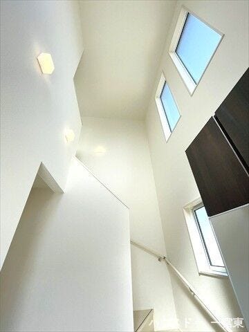 【吹抜け天井】玄関ホール・階段は上部吹抜けとなっており、彩光が取れて開放的な空間です◎