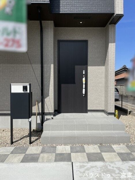 モノトーンを基調とした外観。ポストはインターホンと一体型でスタイリッシュなデザインです。