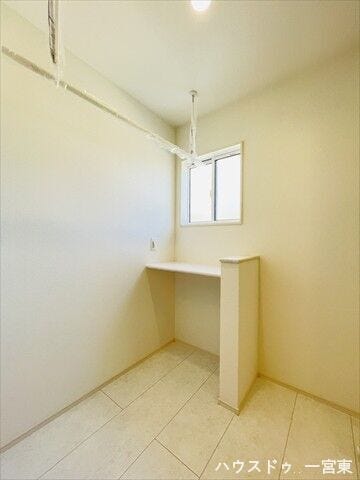 洗濯室としても利用できるスペースで、室内物干しもあり家事を助けます◎