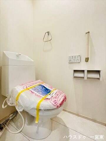 ペーパーホルダーが2つあるので、取り換えの回数を減らせます。手すり付きなのも嬉しいポイント。