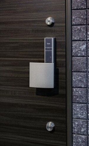 【ダブルロック】玄関ドアの上下2ヵ所にシリンダーを設置し、より防犯性を高めています。※画像のテブラセルはオプション(有償)です。(同仕様)