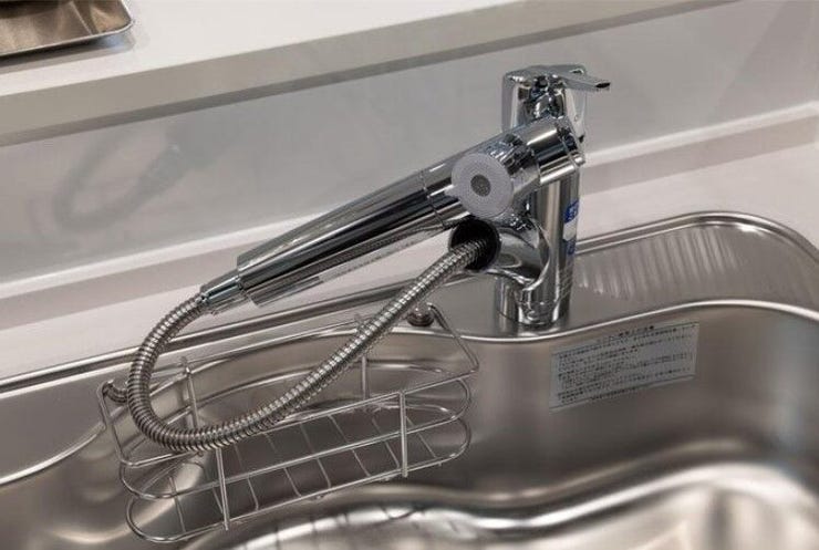 【浄水機能付きハンドシャワー水栓】シンクの隅々までしっかり洗える浄水機能付きハンドシャワー水栓。※カートリッジ交換には別途契約が必要です。