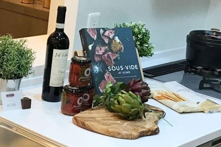 【人造大理石カウンター】キッチンカウンターには、耐久性にすぐれたアクリル系人造大理石天板を採用。