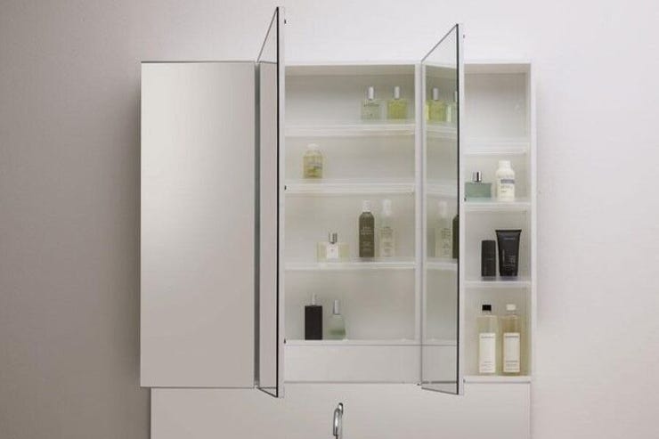 【木製三面鏡裏収納】さまざまな角度で姿を見られるワイドな三面鏡は、裏側が丸ごと便利な収納です。