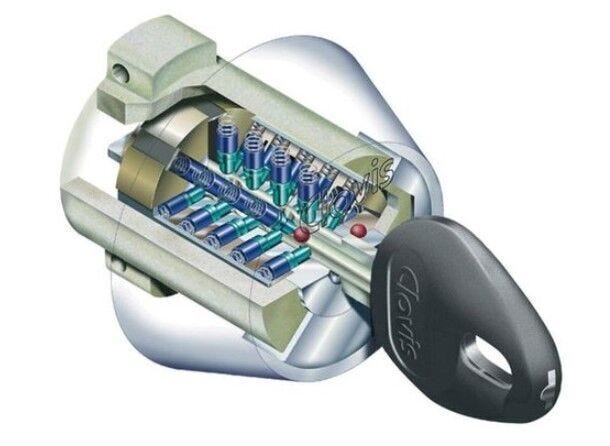 【リバーシブルディンプルキー】5方向22本ピンに対応するディンプルは不正コピーがほぼ不可能。シリンダーからキーパターンを読み取ることも、きわめて困難です。